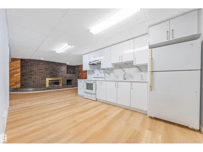 12023 137 AV NW photo 34