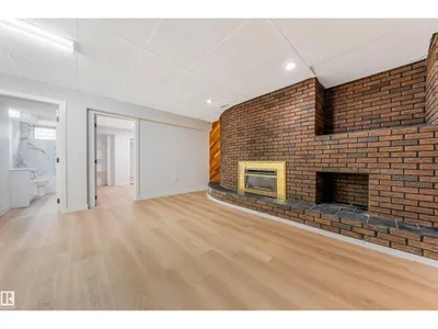 12023 137 AV NW photo 38