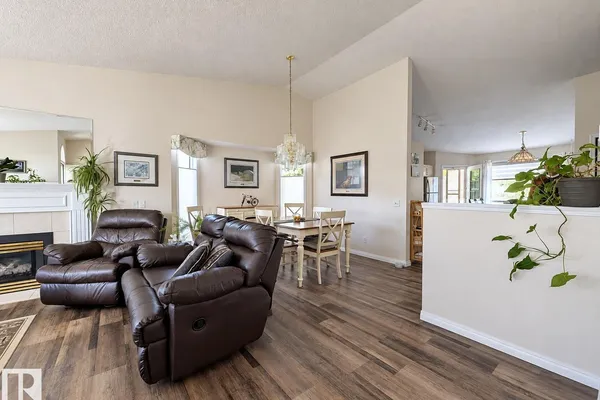 #25 20 DEERBOURNE DR photo 2