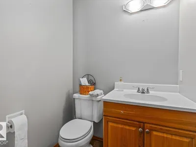 8015 158 AV NW photo 18