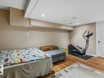 8015 158 AV NW photo 38