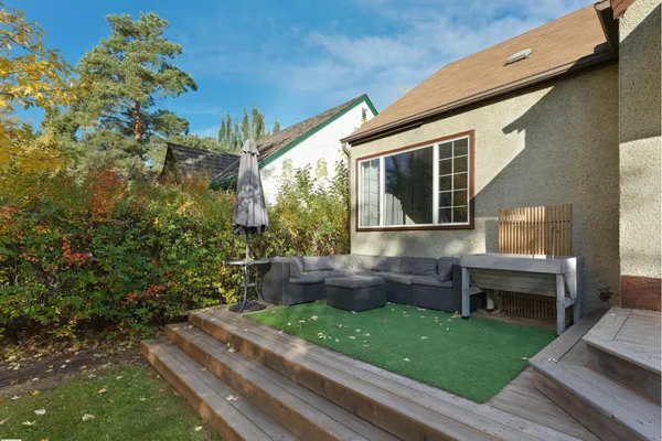 11142 71 AV NW photo 2