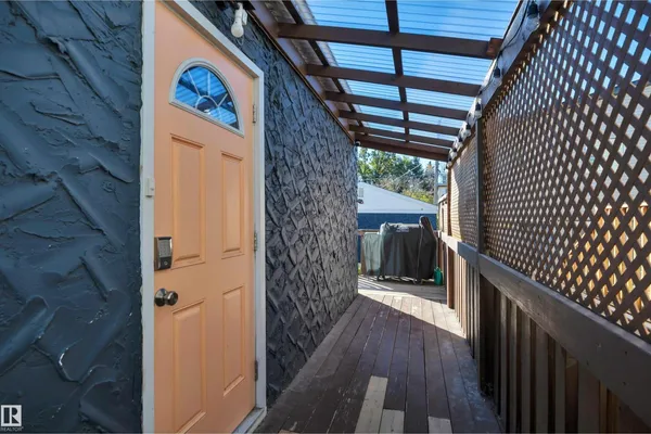 10647 68 AV NW photo 3