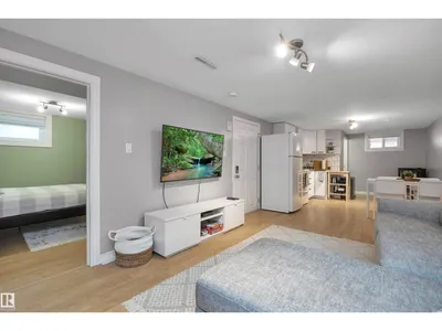 10647 68 AV NW photo 34