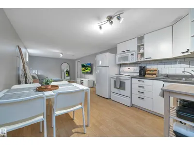 10647 68 AV NW photo 39