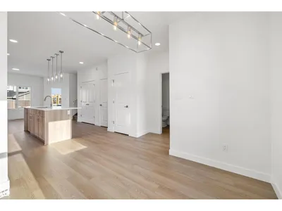 18859 29 AV NW photo 16