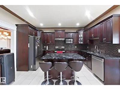 5931 12 AV SW photo 17