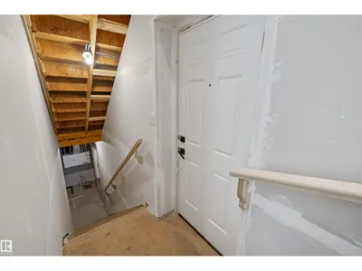 18847 29 AV NW photo 40