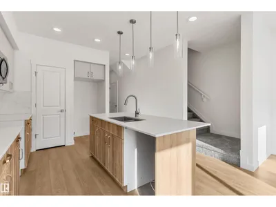 18863 29 AV NW photo 13