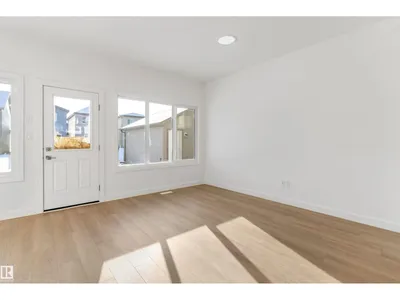 18863 29 AV NW photo 15