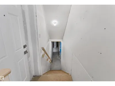 18863 29 AV NW photo 38
