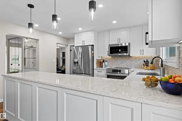 11118 23A AV NW photo 3