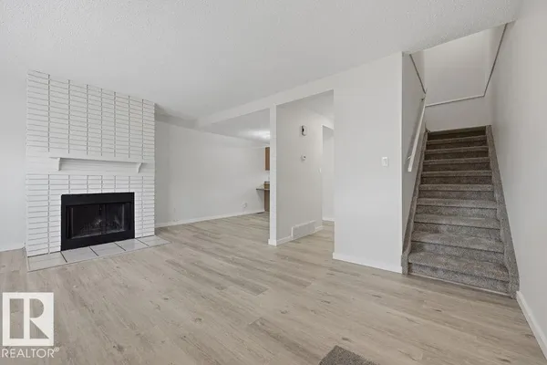 10473 24 AV NW photo 2