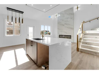 4707 17 AV SW SW photo 16