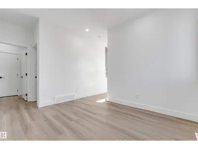 4707 17 AV SW SW photo 18