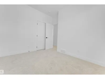 4707 17 AV SW SW photo 33