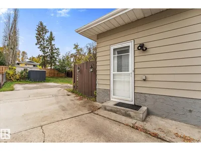 8721 99 AV photo 41