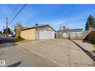 16415 87 AV NW photo 32