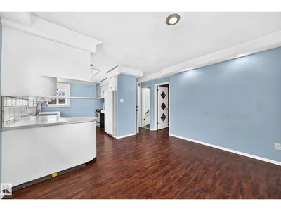 5204 112 AV NW photo 4