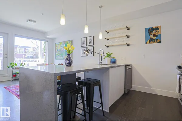 10030 83 AV NW photo 3