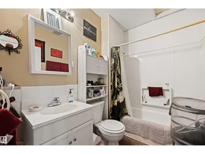 9851 85 AV NW photo 23
