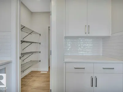 18647 19 AV NW photo 11