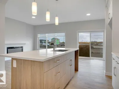 18647 19 AV NW photo 13