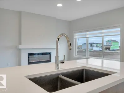 18647 19 AV NW photo 14