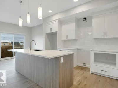 18647 19 AV NW photo 8