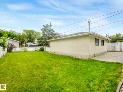 15916 88B AV NW photo 16