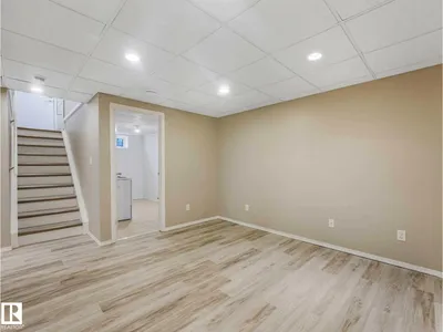 15916 88B AV NW photo 34