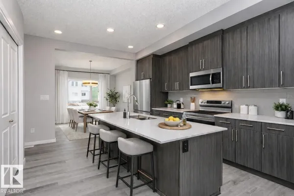 33 McLeod AV photo 2