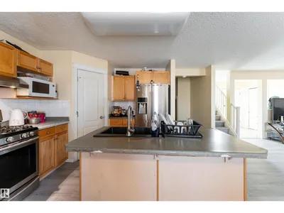 8910 7 AV SW photo 9
