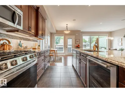 11122 52 ST NW photo 27