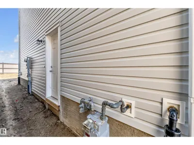 4610 72 AV photo 6