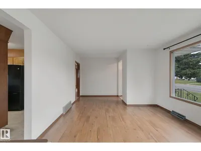 8424 70 ST NW photo 12