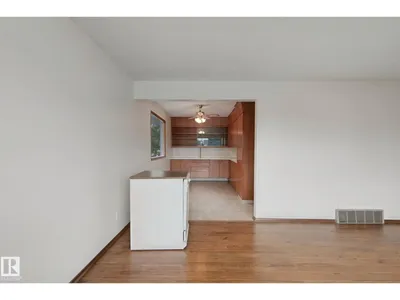 8424 70 ST NW photo 14