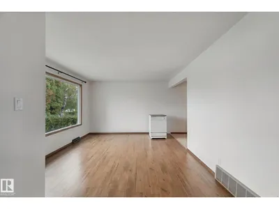 8424 70 ST NW photo 9