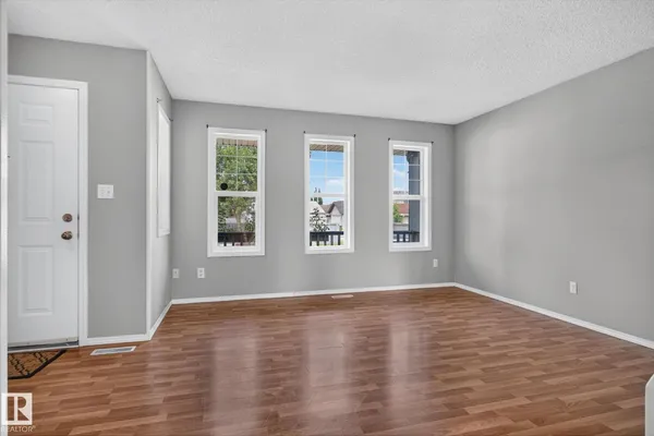 8923 173 AV NW photo 2