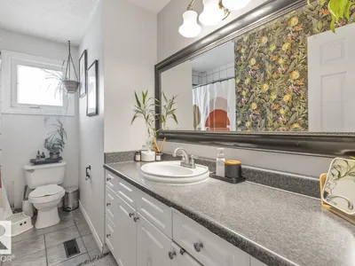 8808 43 AV NW photo 12