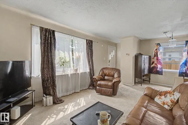 8710 83 AV NW photo 3