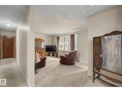 8710 83 AV NW photo 4