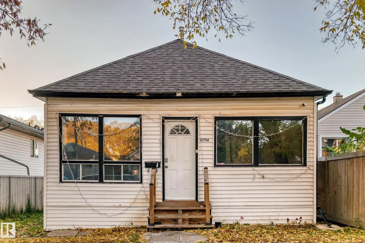 12156 92 ST NW exterior