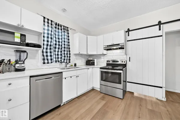 12156 92 ST NW photo 2