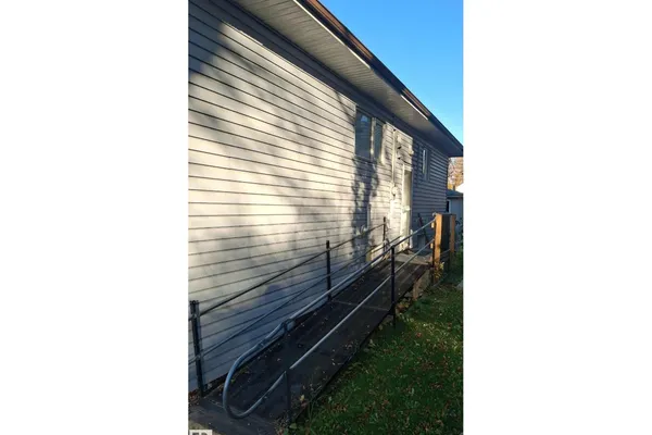 11727 92 ST NW photo 3