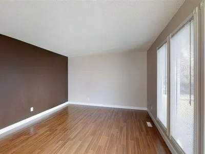 3431 42 ST NW photo 4