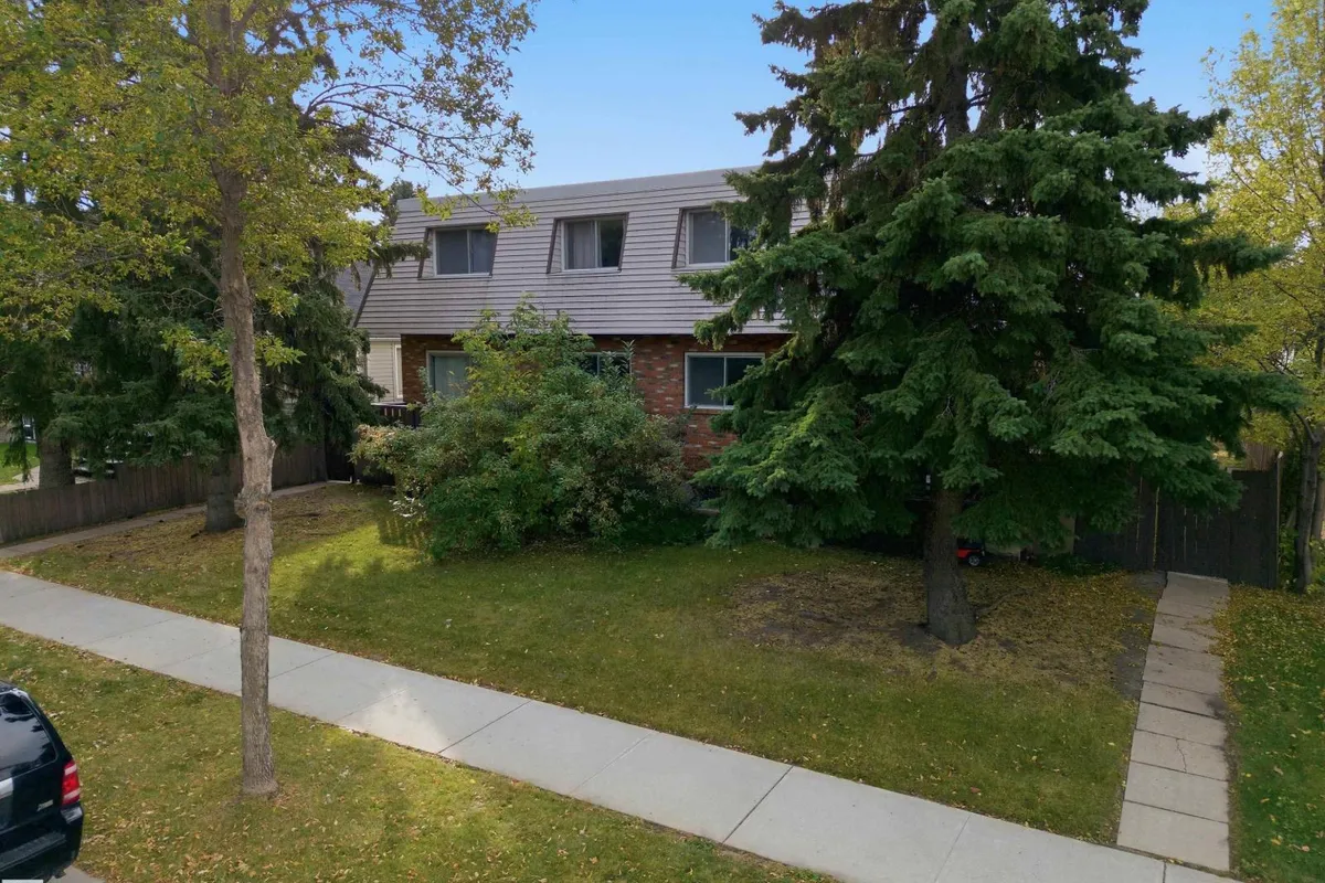 8945 78 AV NW exterior