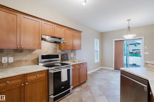652 CRIMSON DR photo 3