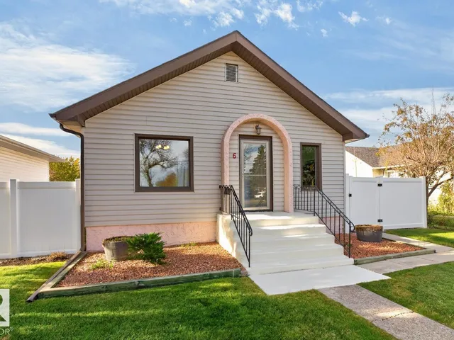 6 MONT CLARE PL, St. Albert