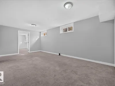 265 EVERGREEN ST photo 29